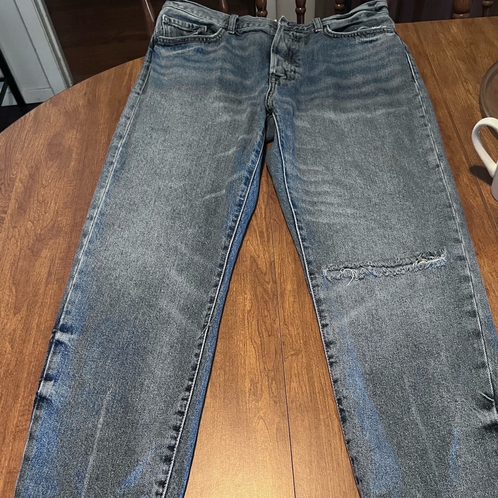 Trendy jeans with slit in knee!